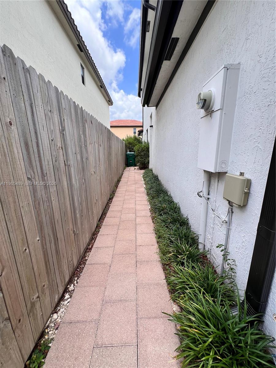 COCO PALM ESTATES - Residential Lease