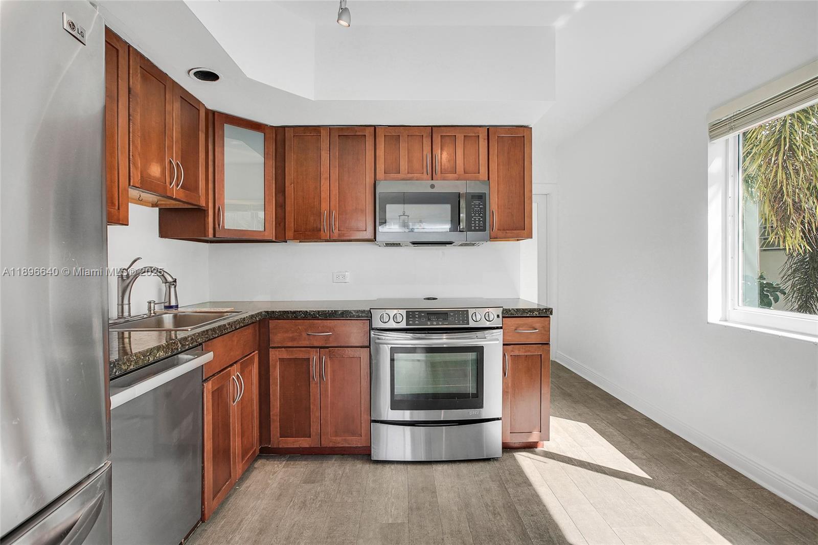 KNOLLWOOD CONDO - Residential
