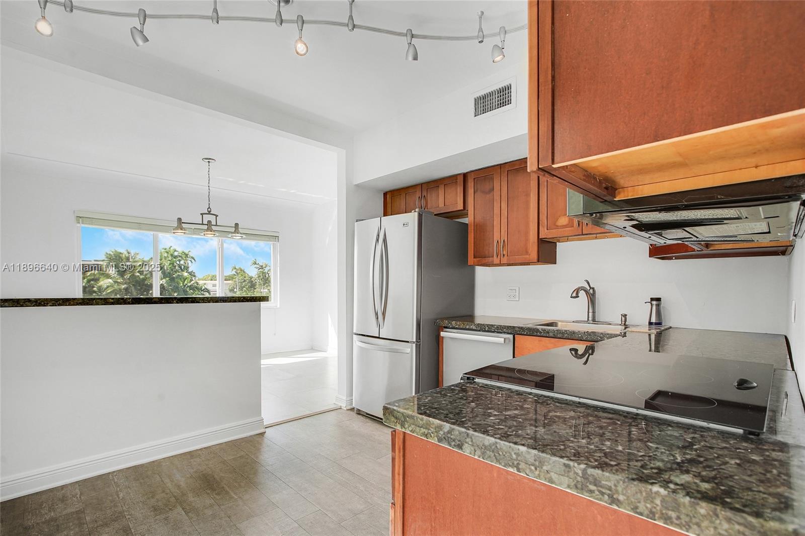 KNOLLWOOD CONDO - Residential