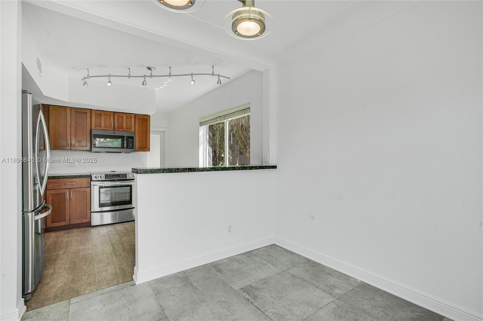 KNOLLWOOD CONDO - Residential