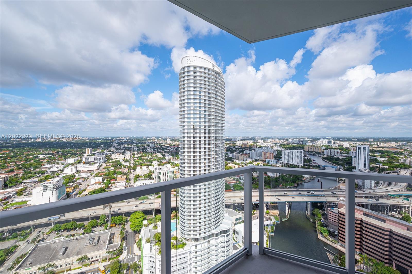 LATITUDE ON THE RIVER CON - Residential