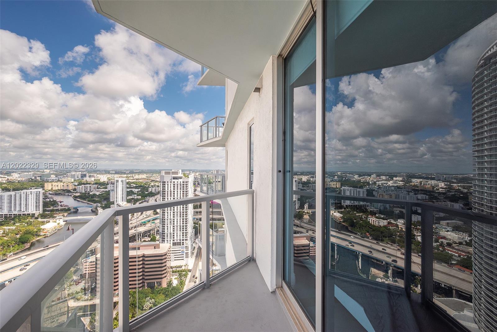 LATITUDE ON THE RIVER CON - Residential
