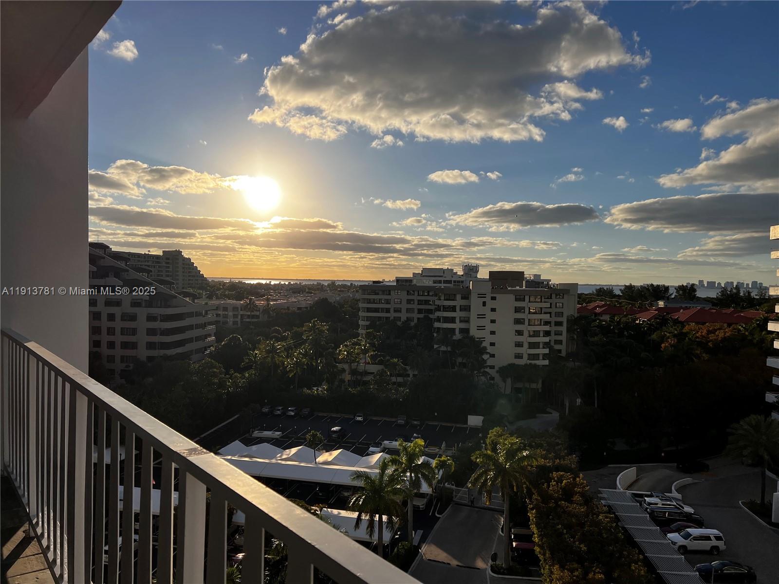 ISLAND HOUSE - Residential Lease