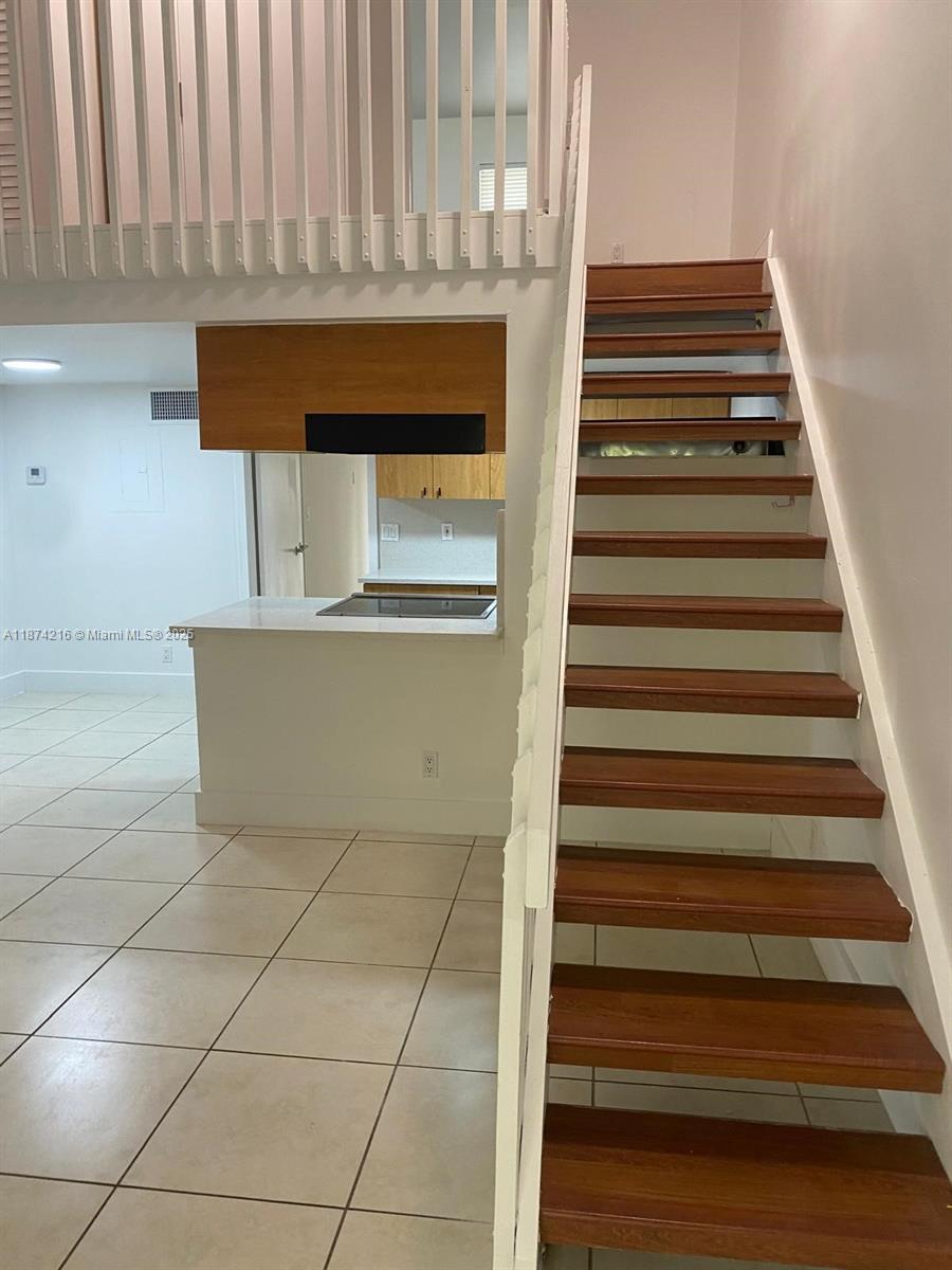 Beautiful townhouse located near wilton manors restaurants and the beach.
A 2/2 freshly painted new kitchen counters its a corner unit with lots of natural ligh.