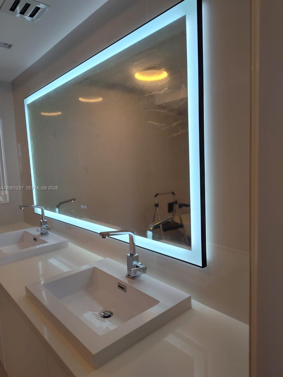 PARQUE TOWERS CONDO - Residential Lease