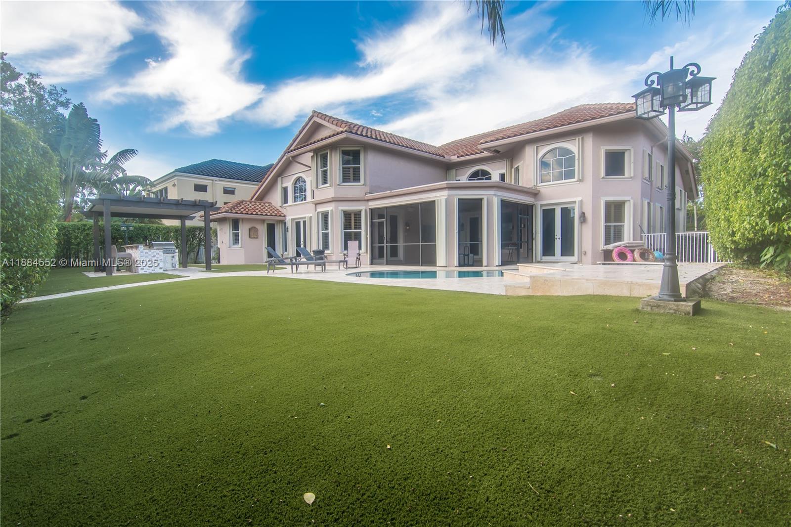 HOLLYWOOD LAKES COUNTRY C - Residential