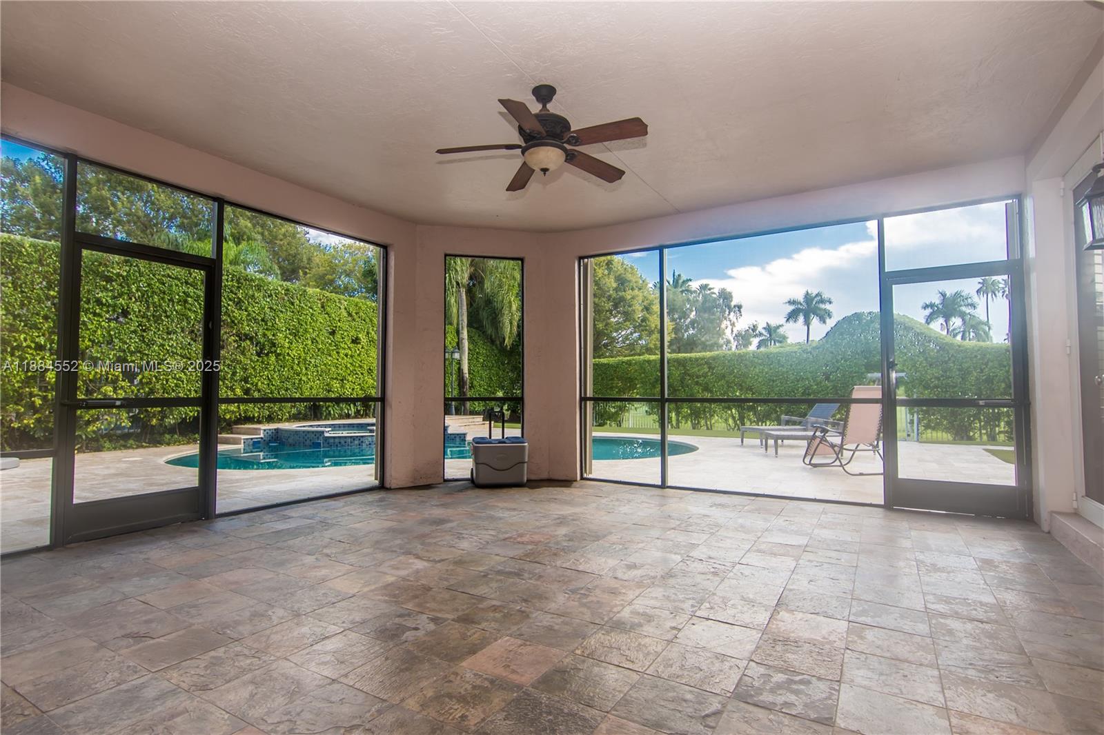 HOLLYWOOD LAKES COUNTRY C - Residential