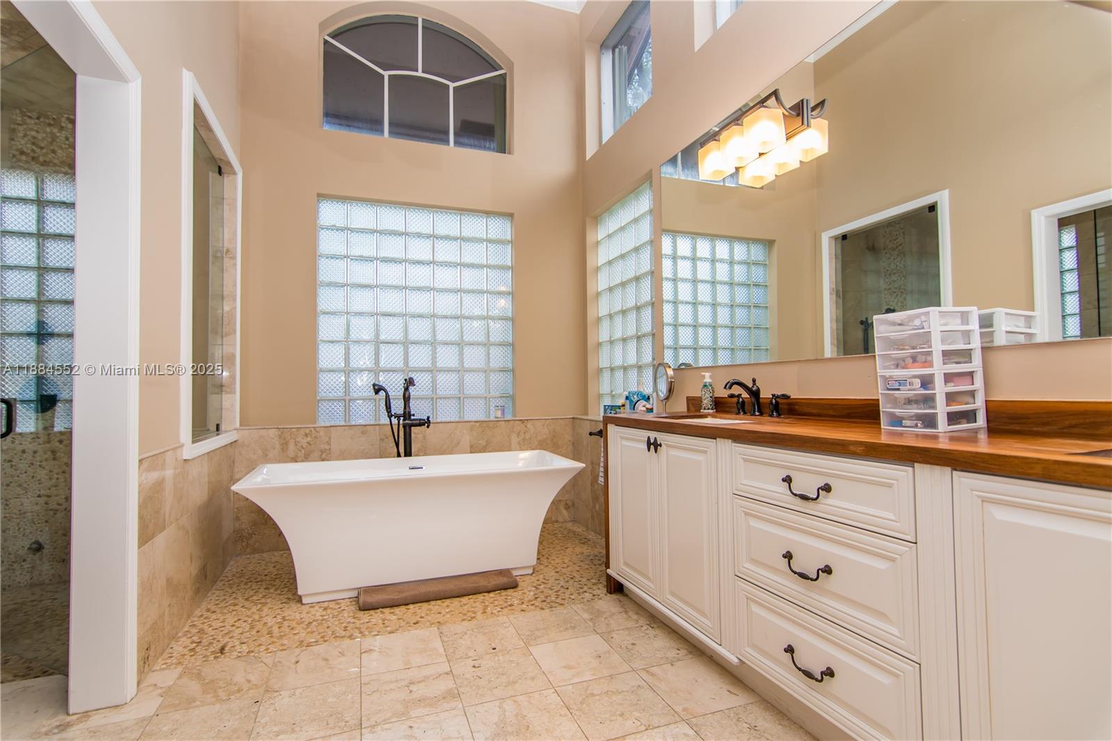 HOLLYWOOD LAKES COUNTRY C - Residential