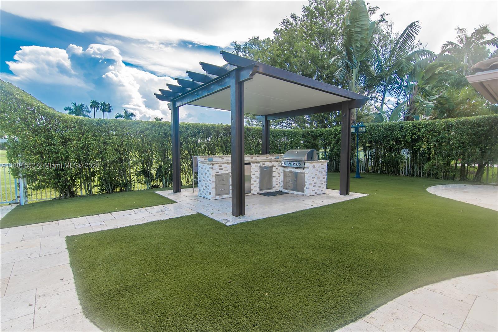 HOLLYWOOD LAKES COUNTRY C - Residential