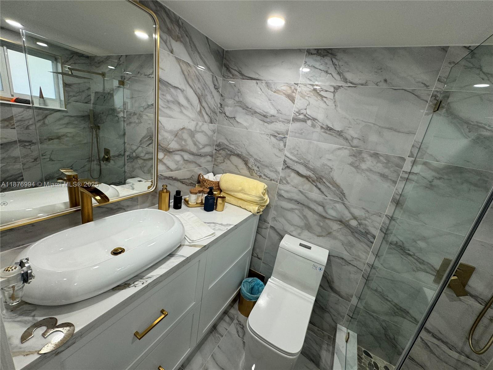 BAYSHORE YACHT & TENNIS C - Residential