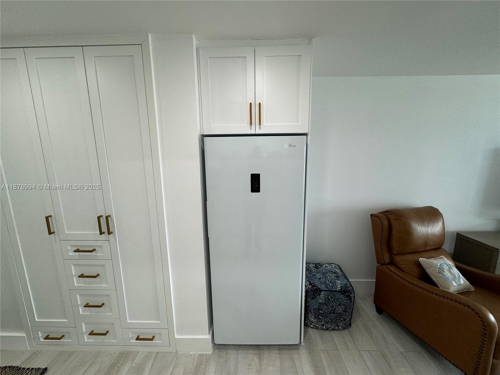 BAYSHORE YACHT & TENNIS C - Residential