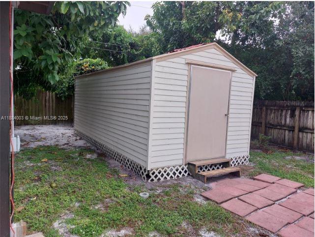 HOLLYWOOD LITTLE RANCHES - Residential