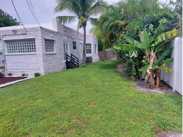 HOLLYWOOD LITTLE RANCHES - Residential