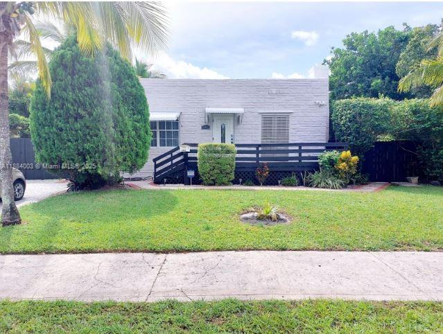 HOLLYWOOD LITTLE RANCHES - Residential