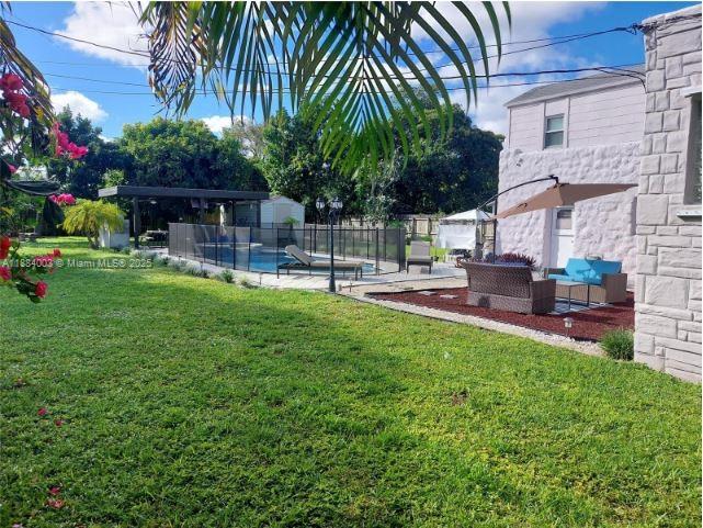 HOLLYWOOD LITTLE RANCHES - Residential