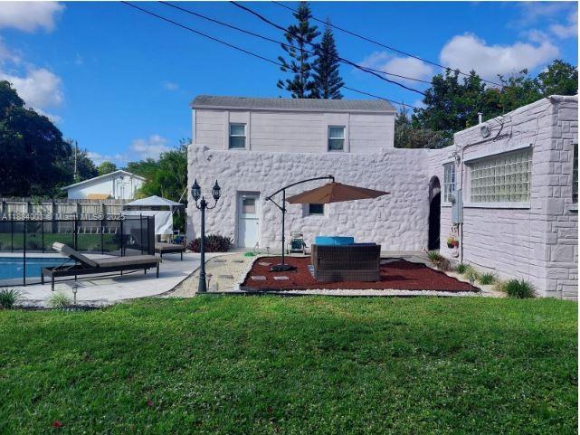 HOLLYWOOD LITTLE RANCHES - Residential