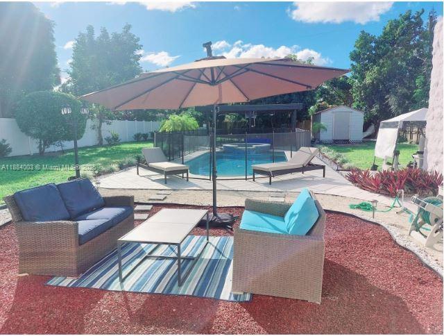 HOLLYWOOD LITTLE RANCHES - Residential