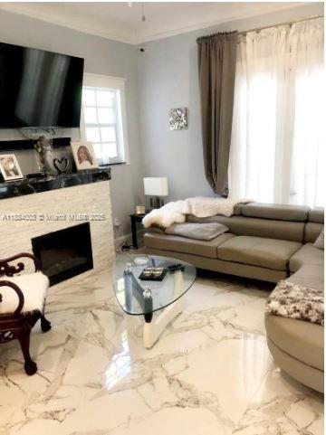 HOLLYWOOD LITTLE RANCHES - Residential