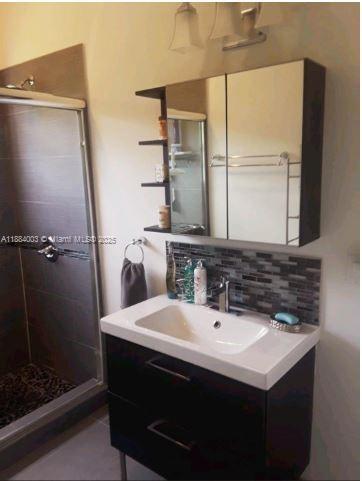 HOLLYWOOD LITTLE RANCHES - Residential