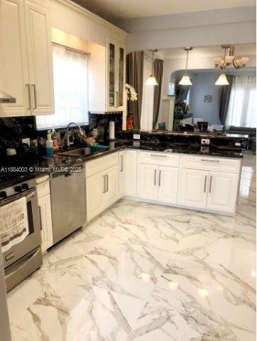 HOLLYWOOD LITTLE RANCHES - Residential