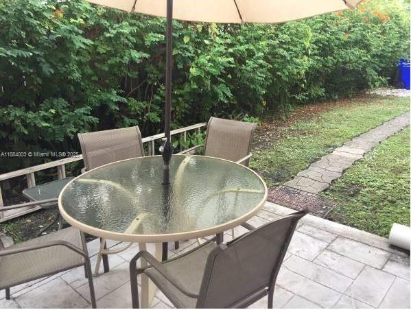 HOLLYWOOD LITTLE RANCHES - Residential