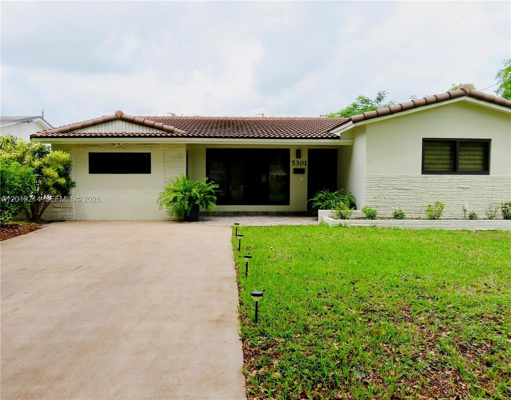 Photo of Hollywood, FL 33021 (MLS # A12019214)