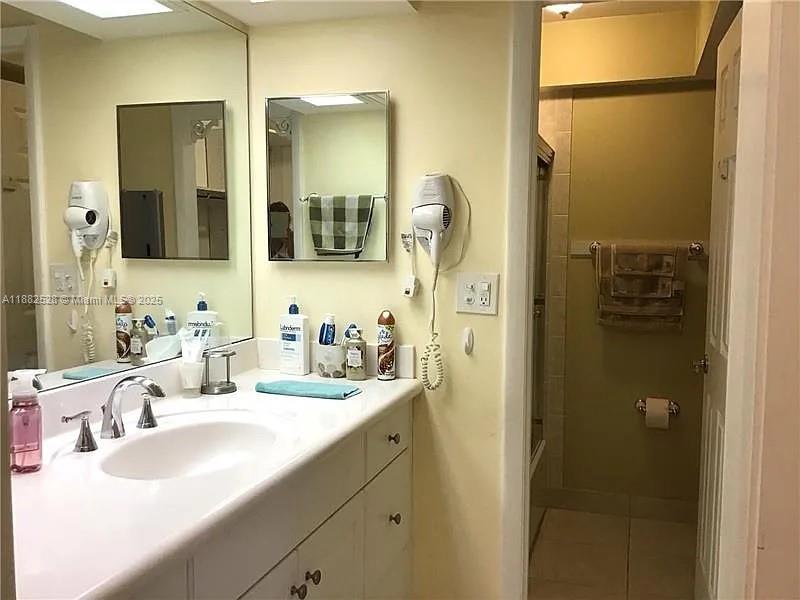 TOWN & COUNTRY ESTATES CO - Residential Lease