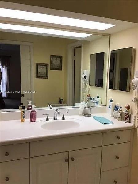 TOWN & COUNTRY ESTATES CO - Residential Lease