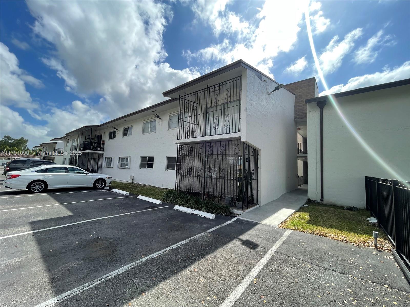 9520 SW 8th St 211