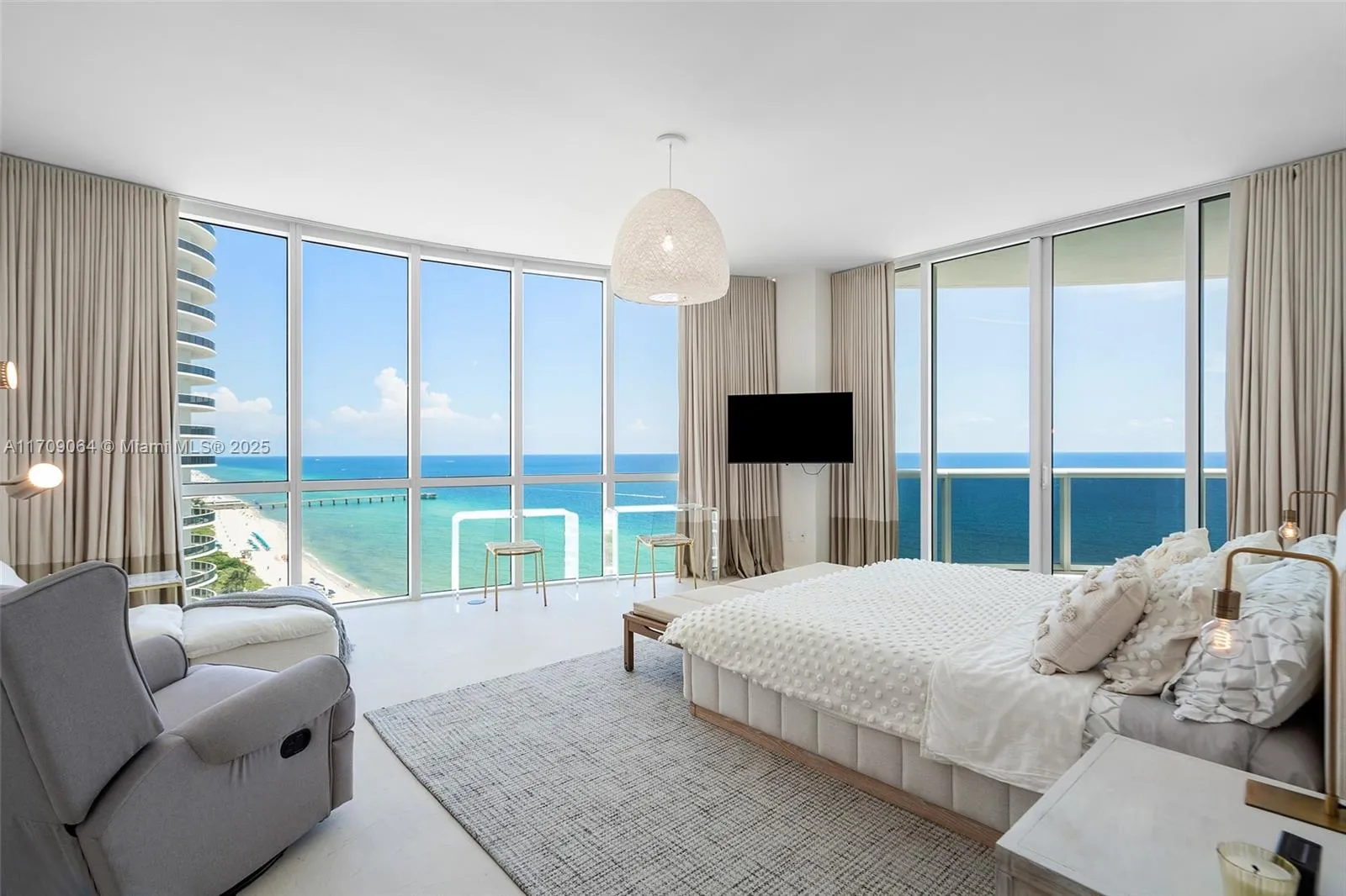 Sunny Isles Beach, Florida 33160, United States, 3 Bedrooms Bedrooms, ,4 BathroomsBathrooms,Residential,Active,26093
