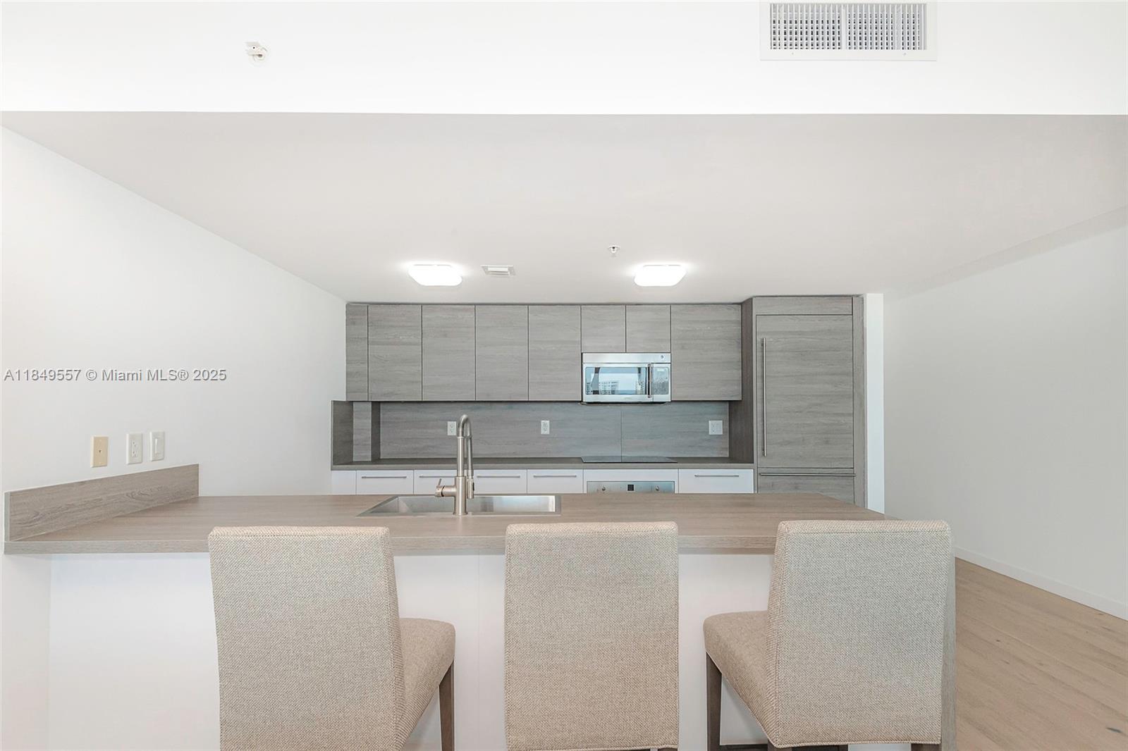 400 SUNNY ISLES CONDO EAS - Residential Lease