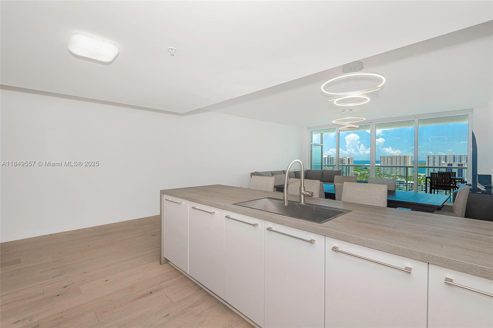 400 Sunny Isles Blvd 1819