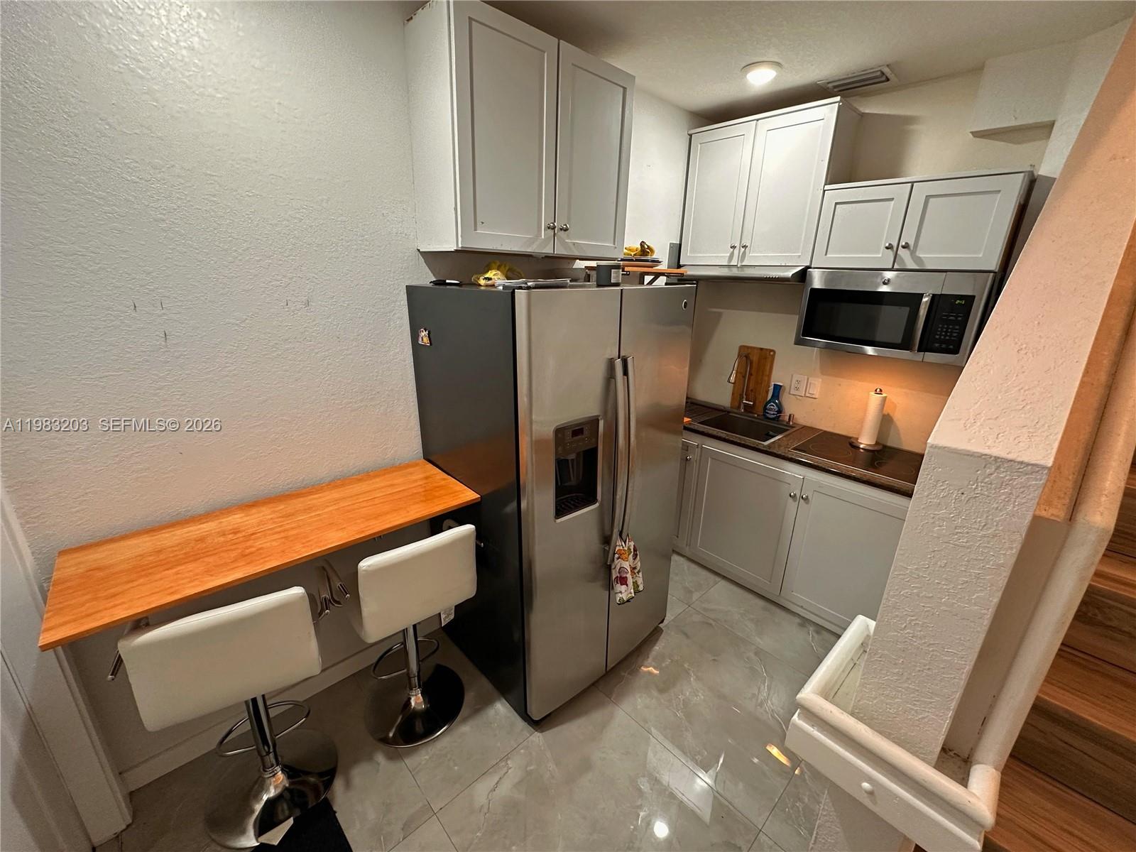 TROPICAL BREEZE TOWNHOUSE - Residential Lease