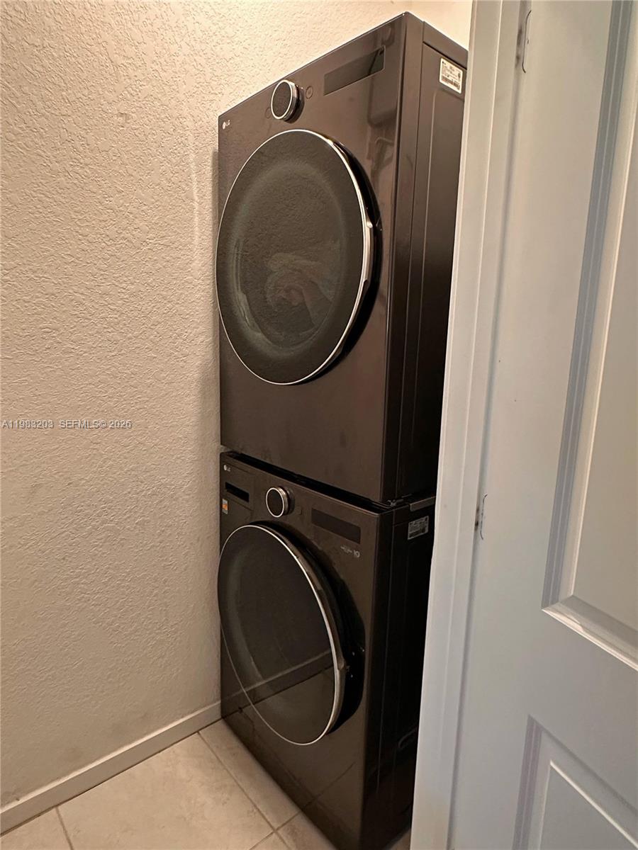 TROPICAL BREEZE TOWNHOUSE - Residential Lease