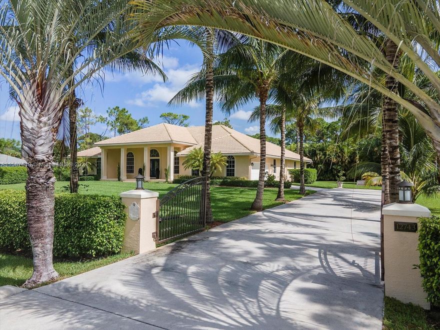 Beautiful Estate Home custom built on one acre and half with 4 bedrooms, split master and 2  1/2
bathrooms. All the bedrooms are very spacious, office space separated, Florida room, nice living room and
formal dinning room, kitchen, laundry and garage. The garden has a salty water pool with a Jacuzzi, all has
been well maintenance by a professional landscaping at all times. You can see in the pictures that this is a unique
paradise, the Kitchen just be upgraded with NEW appliances and new Washer and Dryer, also the AC and the
water heater has less than 3 yrs old and still in warranty. No HOA. Call for any inquiry.