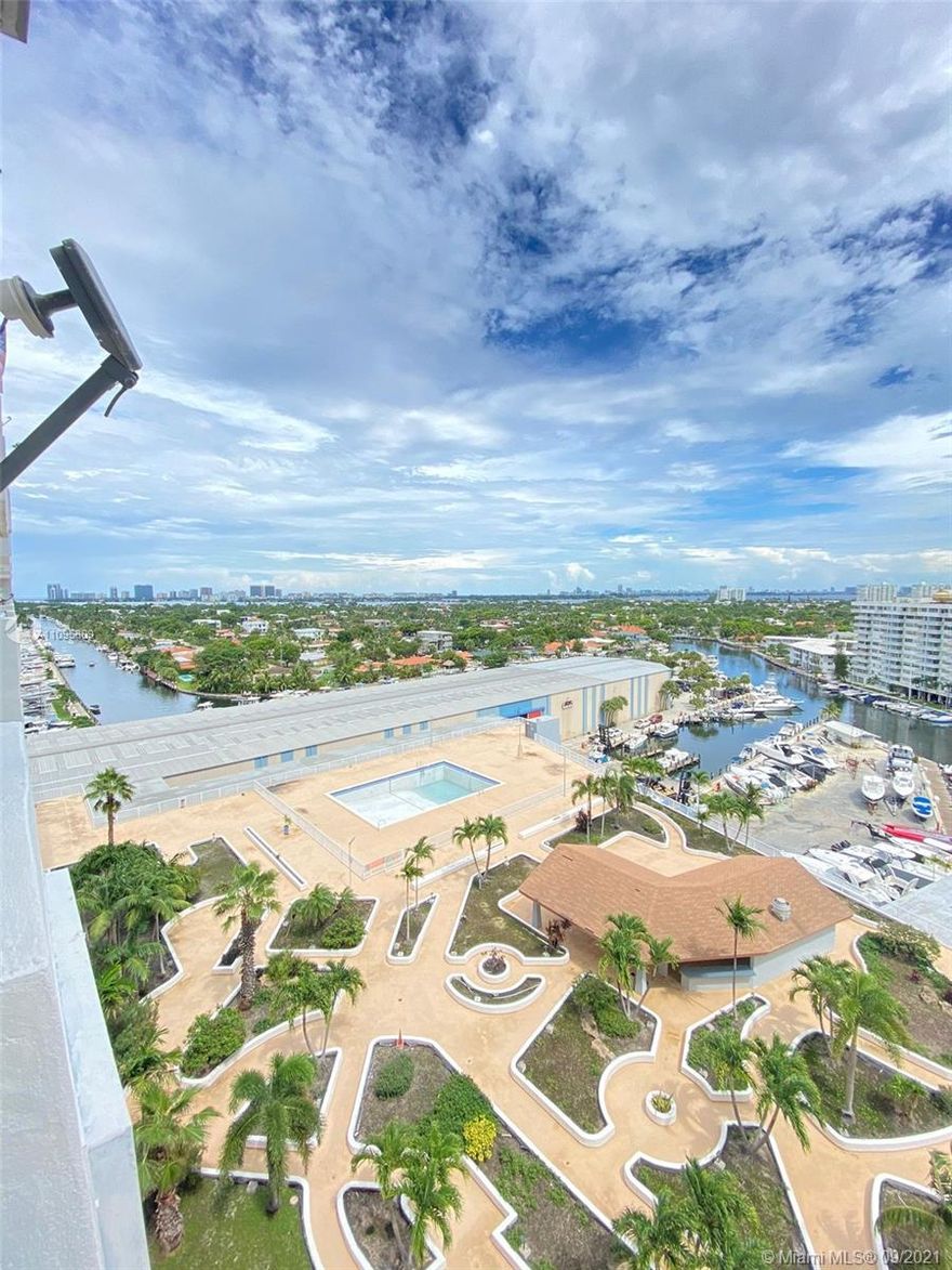 Beautiful 1 bedroom 1.5 bathrooms, freshly painted, all tile floors, updated kitchen, amazing views! 680 credit score requred per HOA