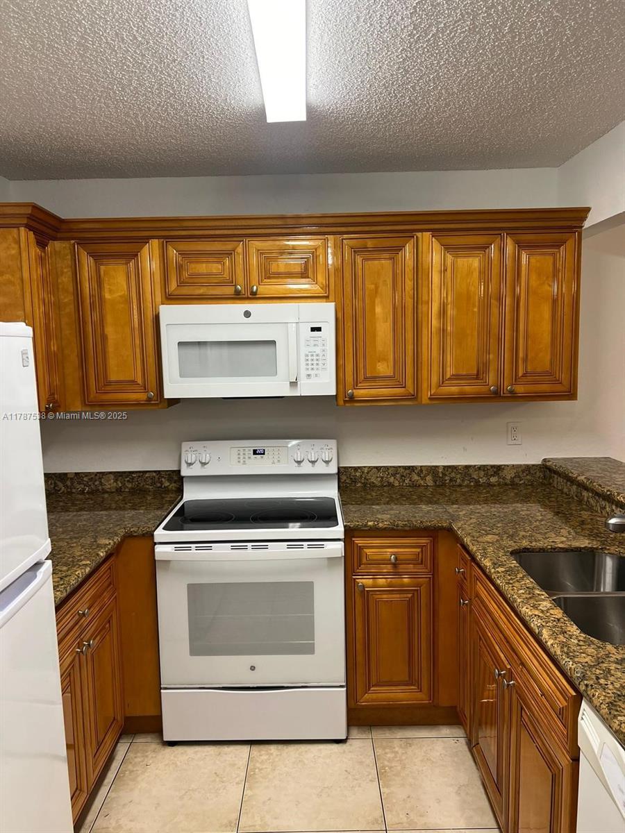 Beautiful 2 bedrooms 2 bathrooms with laundry inside the unit. Located on the first floor with Lakeview, tile floors
in all common areas and high traffic laminated floors in the bedrooms. Updated kitchen with Stainless steel
appliances and granite countertops, freshly painted. A must see!