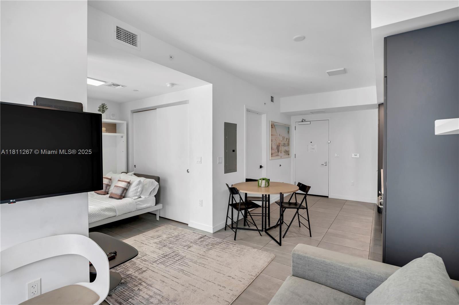 227 NE 2nd St 2208
