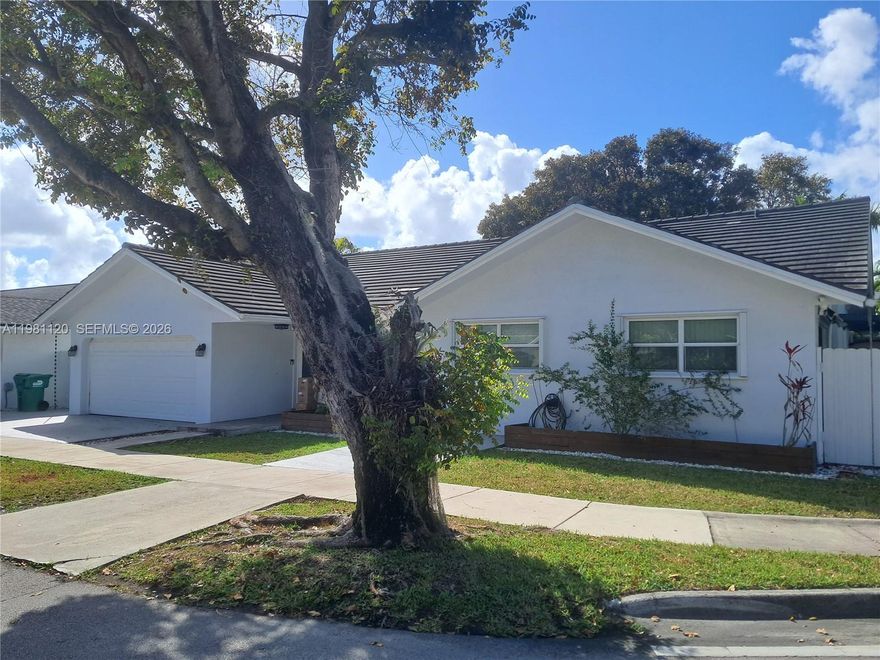 Single Family Home in Kendall near to hammocks, country Walk and tamiami airport. 
REMODELED with spacious open layout, impact doors and covered terrace NO HOA. 
THE HOUSE CURRENTLY HAS 5 BEDROOMS AND 3 BATHROOMS.
Don't miss the opportunity to own this beautiful home, close to shopping centers, restaurants and malls. Schedule your showing today. CALL TEXT LISTING AGENT