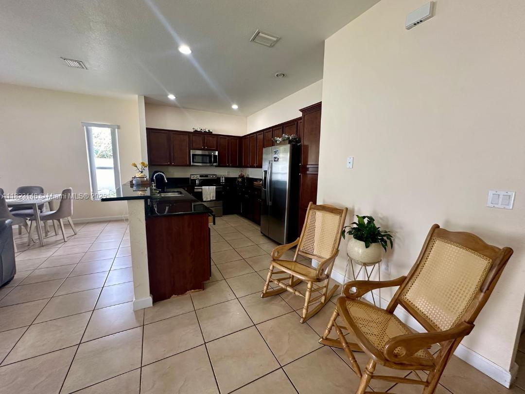 KENDALL COMMONS RESIDENTI - Residential Lease