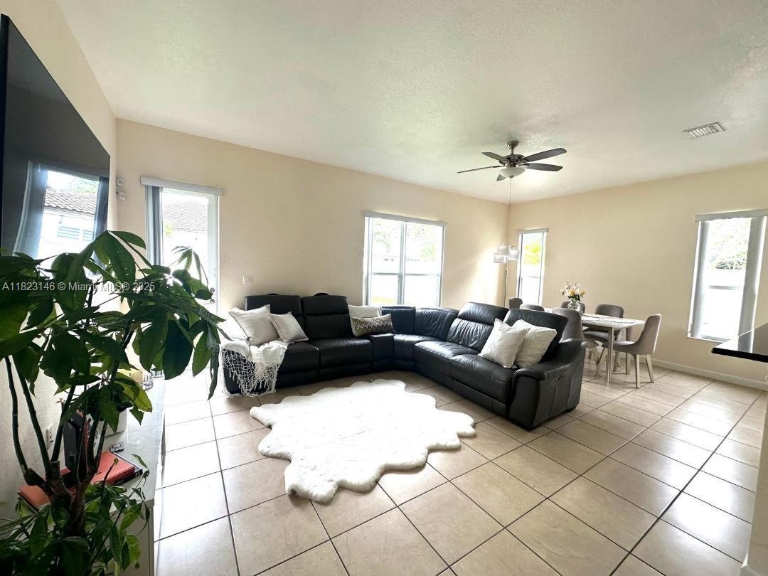 KENDALL COMMONS RESIDENTI - Residential Lease