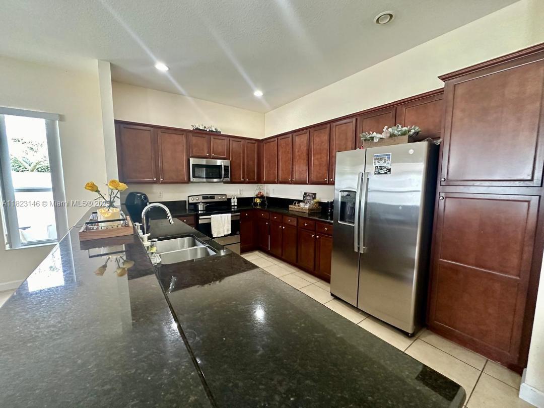 KENDALL COMMONS RESIDENTI - Residential Lease