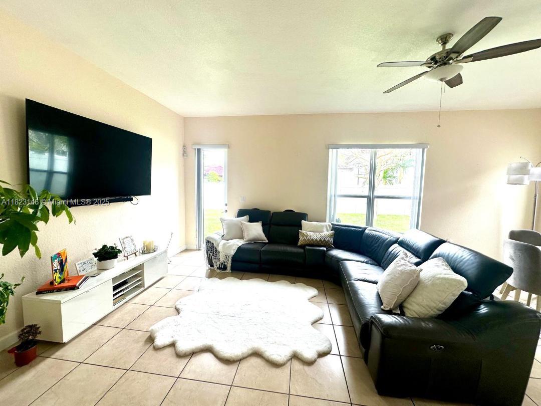 KENDALL COMMONS RESIDENTI - Residential Lease