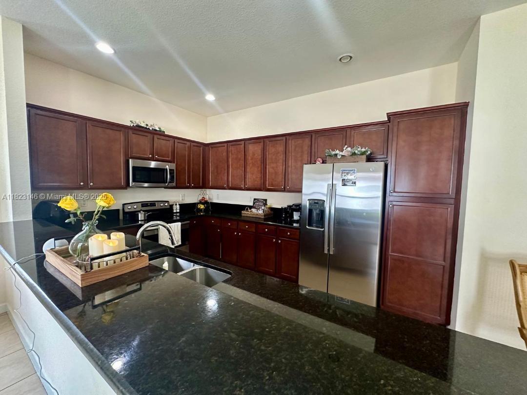 KENDALL COMMONS RESIDENTI - Residential Lease