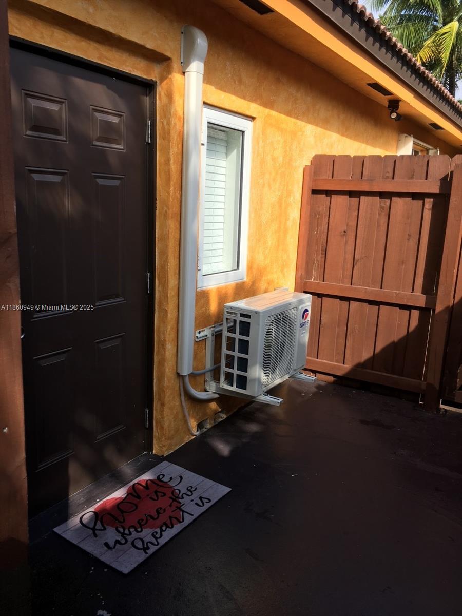 LARGE 1/1 STUDIO APARTMENT IN KENDALL PRIVATE PARKING AND YARD, FULL KITCHEN.INCLUDES ALL UTILITIES.
