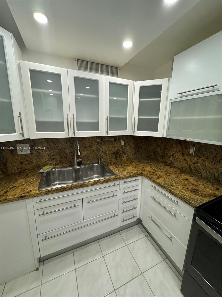 This elegant two-bedroom unit offers the perfect blend of modern design and convenience. Located in the desirable Olympus Complex, it features tile flooring, with carpet in one of the bedrooms. The renovated bathrooms provide a spa-like experience.
The kitchen has marble countertops, custom cabinetry, and brand-new stainless steel appliances. A custom bar area with a built-in wine cooler making it ideal for entertaining.
This property offers exceptional value for both homeowners and investors. Rentals are permitted immediately after closing. The unit includes one covered parking spot. Complex provides a resort-style lifestyle, complete with two pools, 5 tennis courts, a state-of-the-art fitness center, BBQ grills, car wash area, and beautifully landscaped grounds.