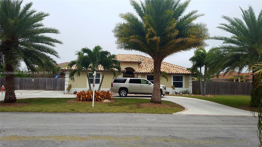 Beautiful, Bright & Spacious!  Located in the Redlands area this 4/2 home offers a formal dining room, formal living room, large family room, split bedroom floor plan, granite counter tops, stainless steel appliances, tile throughout, large screened patio, 2 car garage and a large fenced yard.  Gorgeous home A Must See!!   Call for an appointment today!
