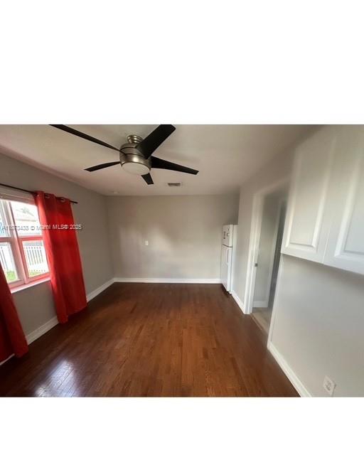 Beautifully efficiency, ready to move in, open concept, one bathroom, private entrance, quiet neighborhood, and utilities included.