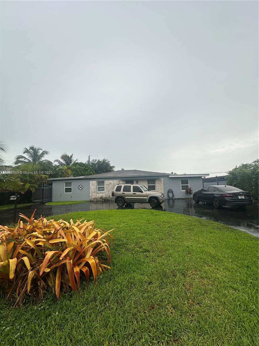6790 Sw 17th St, Miami, Broward County, Florida - 5 Bedrooms  
3 Bathrooms - 