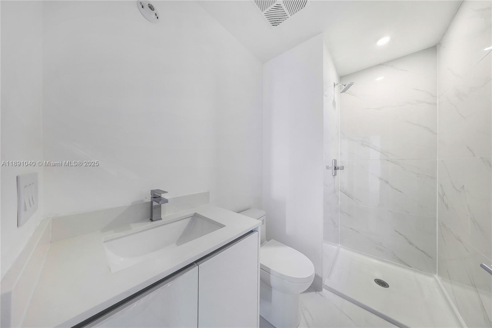 700 NE 24 St 3402